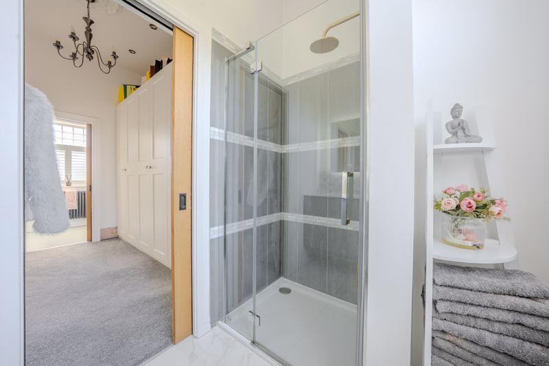 Shower en-suite 3