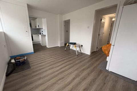 5 bedroom semi-detached house to rent, Royal Lane, Yiewsley, UB7