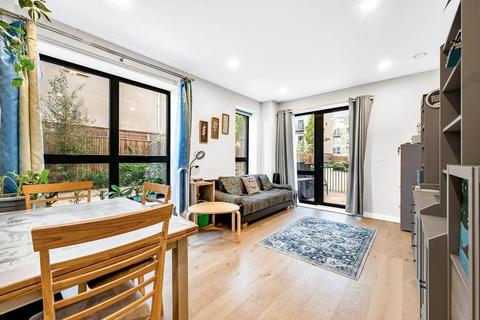 2 bedroom flat for sale, Sarsen House, Middle Road, Hanwell, W7 3FR