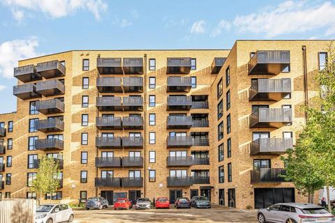 2 bedroom flat for sale, Sarsen House, Middle Road, Hanwell, W7 3FR