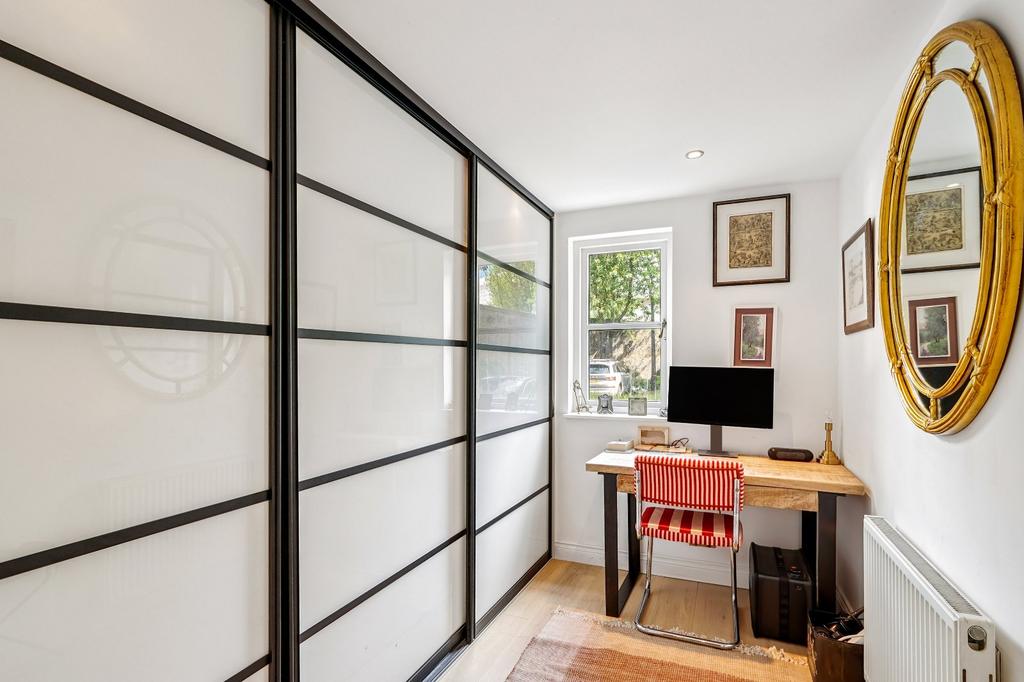 Bedroom / Study