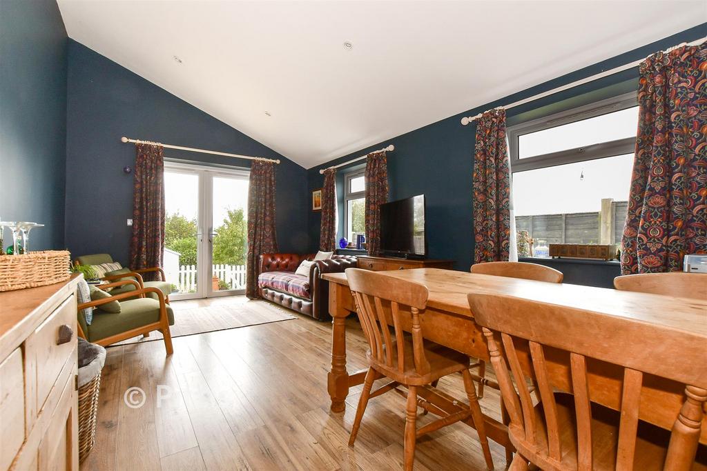 Lounge/ Dining Room