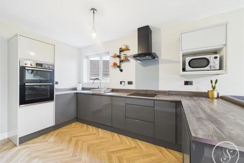 5 bedroom bungalow for sale, Templegate Crescent, Leeds