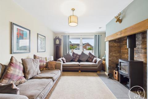 5 bedroom bungalow for sale, Templegate Crescent, Leeds
