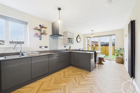 5 bedroom bungalow for sale, Templegate Crescent, Leeds