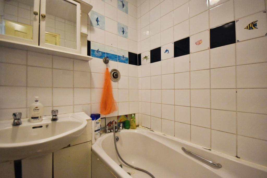 Pbox-bathroom-334133.JPG