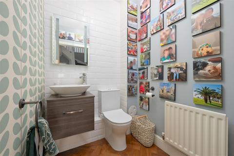 26 Bruce Gardens, Dunfermline, KY11 8HG