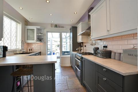 4 bedroom semi-detached house for sale, Avon Road, Upminster, Essex