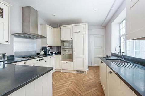 4 bedroom flat to rent, East Heath Road Hampstead