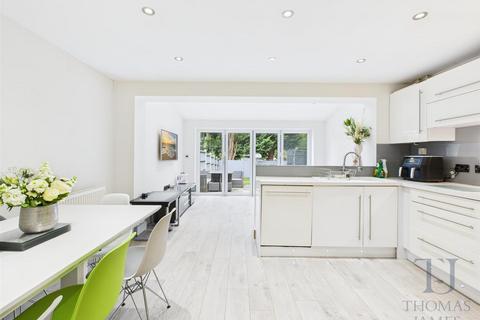 3 bedroom semi-detached house for sale, Henson Close, Radcliffe-On-Trent, Nottingham