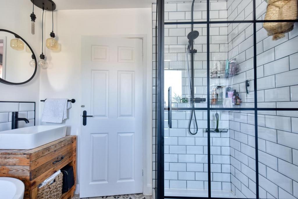 NSj CHHG1 KEi2-BOw RGCn Mw.jpg