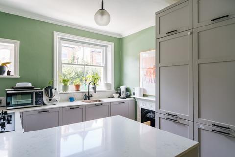 3 bedroom flat to rent, Felix Avenue, London, N8