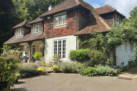 5 bedroom detached house for sale, Honeysuckle Bottom, East Horsley