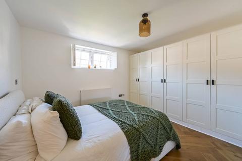 1 bedroom flat for sale, Glebelands Court, South Woodford, London, E18
