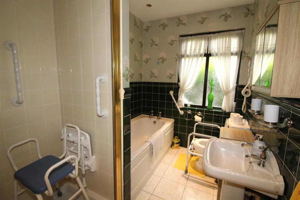 Bathroom/WC with separate Shower