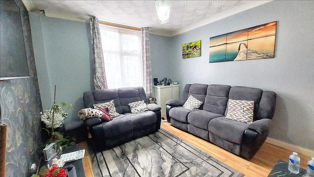 Living Room 2 Pic 2