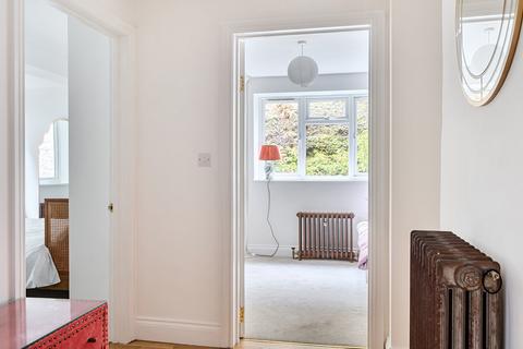 37 Lower Street, Haslemere, GU27 2NY
