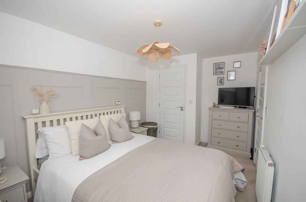 Bedroom 1 pic 2.jpg
