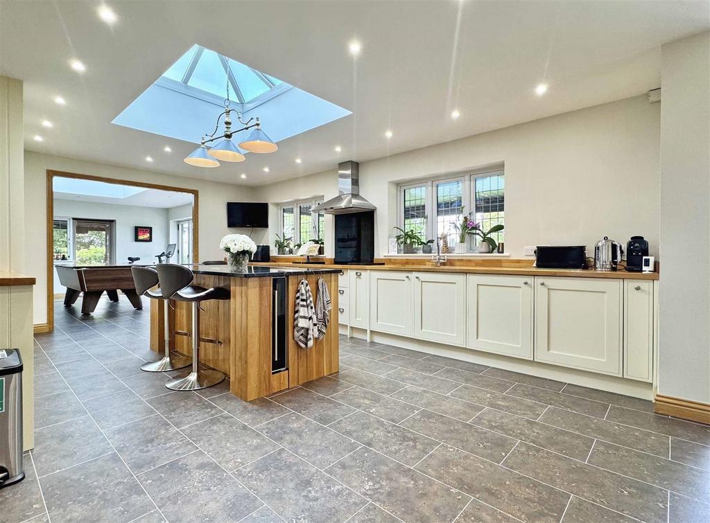 Kitchen (c).jpg