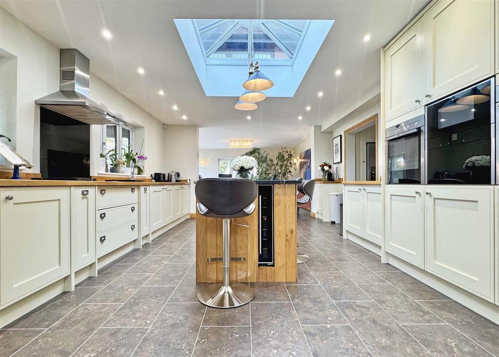 Kitchen (b).jpg