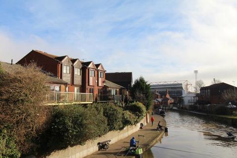 3 bedroom terraced house to rent, Meadow Close, Nottingham, NG2 3HZ