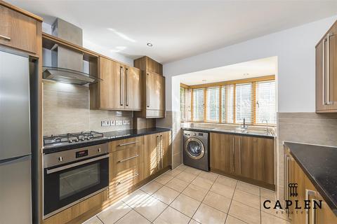 4 bedroom end of terrace house for sale, New North Road, Hainault