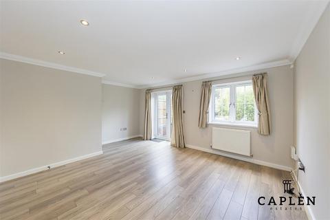4 bedroom end of terrace house for sale, New North Road, Hainault