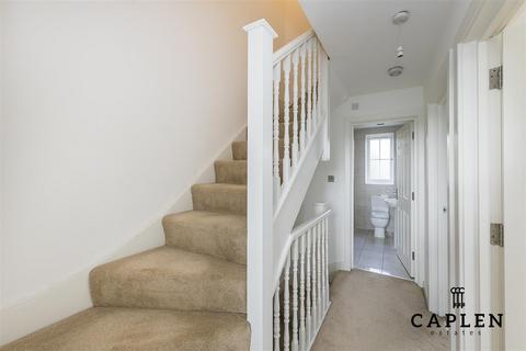 4 bedroom end of terrace house for sale, New North Road, Hainault
