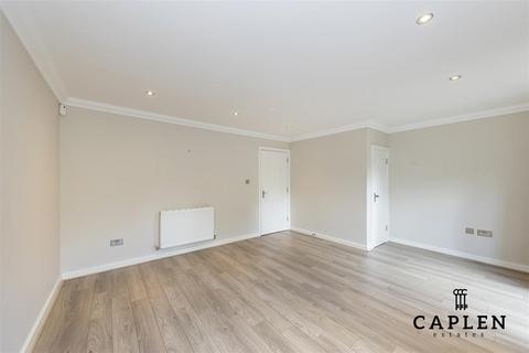 4 bedroom end of terrace house for sale, New North Road, Hainault