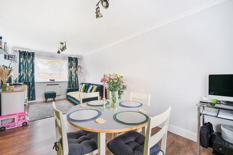 2 bedroom flat for sale, Proctor Gardens, Great Bookham, KT23
