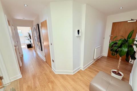 2 bedroom penthouse for sale, Louisa Oakes Close, London