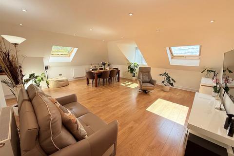 2 bedroom penthouse for sale, Louisa Oakes Close, London