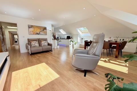 2 bedroom penthouse for sale, Louisa Oakes Close, London