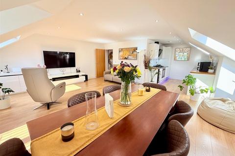 2 bedroom penthouse for sale, Louisa Oakes Close, London