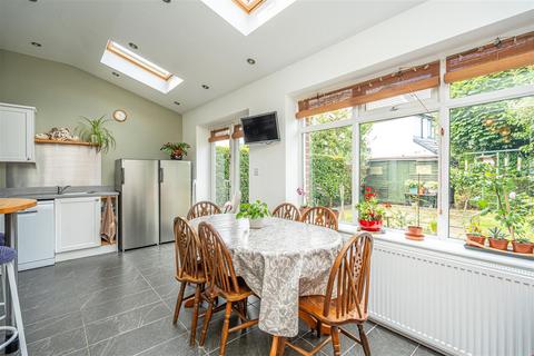 5 Banbery Drive, Wombourne, Wolverhampton, WV5 0AH