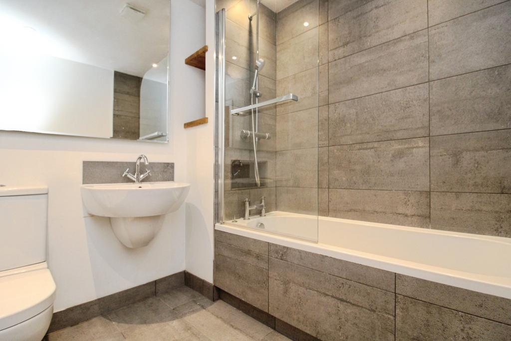 Pbox-bathroom-338943.JPG