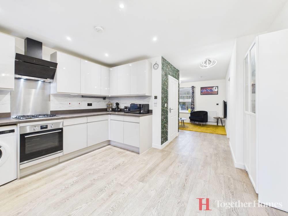 CAM05112 G0-PR0095-STILL003-thumbnail-h750-70.jpg