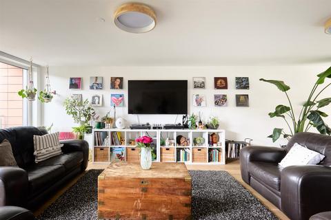 12 Holland Gardens, Brentford, TW8 0BE