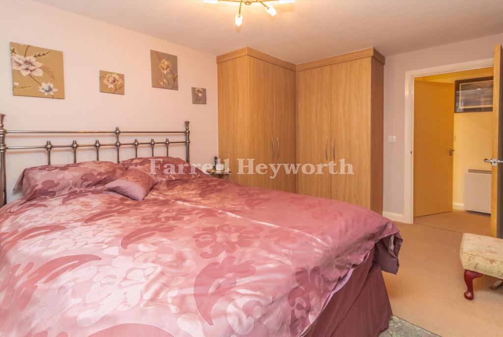 Bedroom 1 image 2