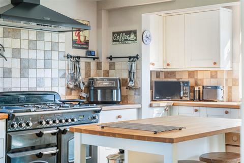 Hill House Tattenham Corner Road, Epsom, KT18 5PP