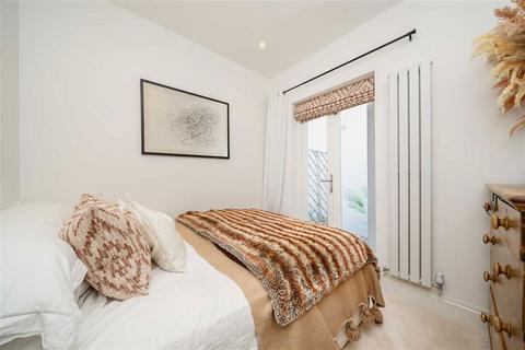 2 bedroom flat for sale, Margravine Road, London W6