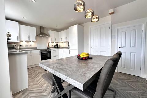 3 bedroom semi-detached house for sale, Slingsby Drive, Fernwood, Newark