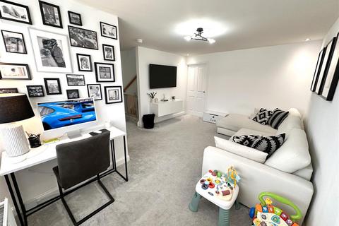 3 bedroom semi-detached house for sale, Slingsby Drive, Fernwood, Newark