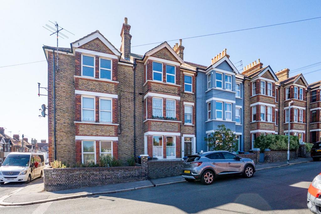 Lyndhurst Road, Ramsgate CT11 2 bed flat - £150,000