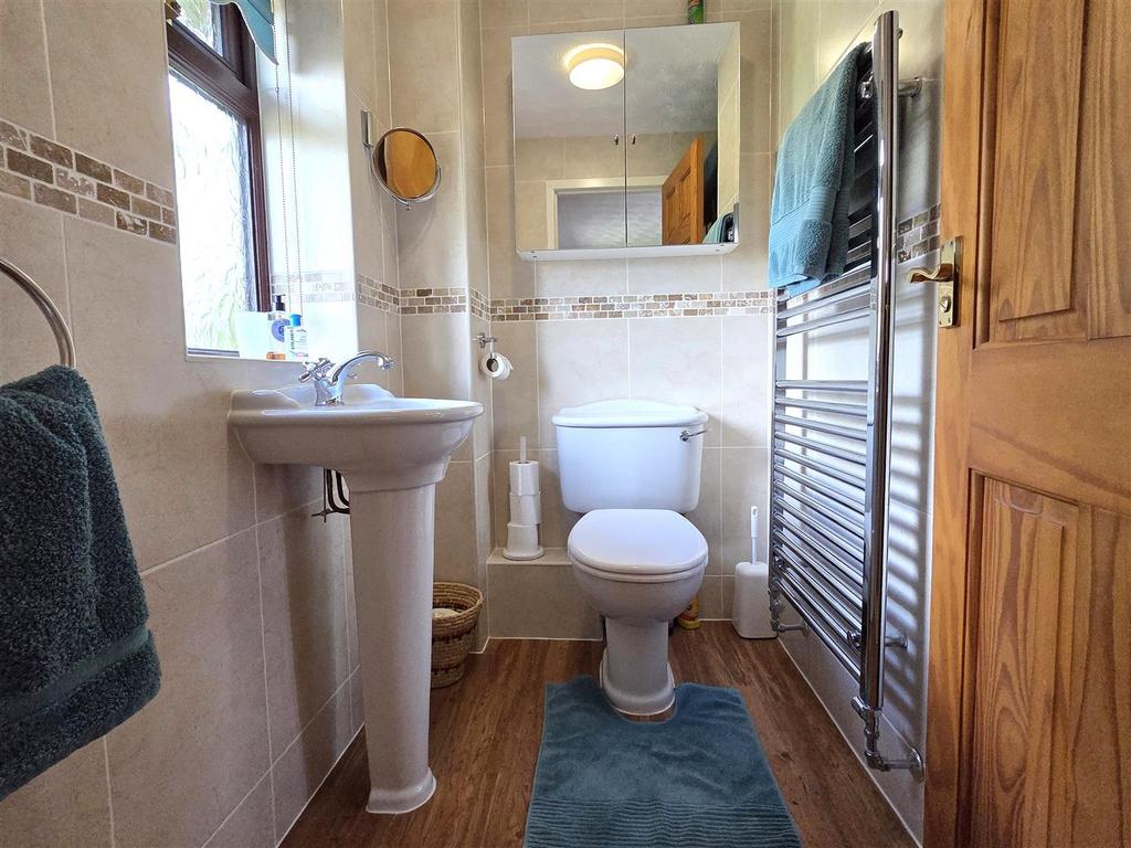 En suite shower room/wc