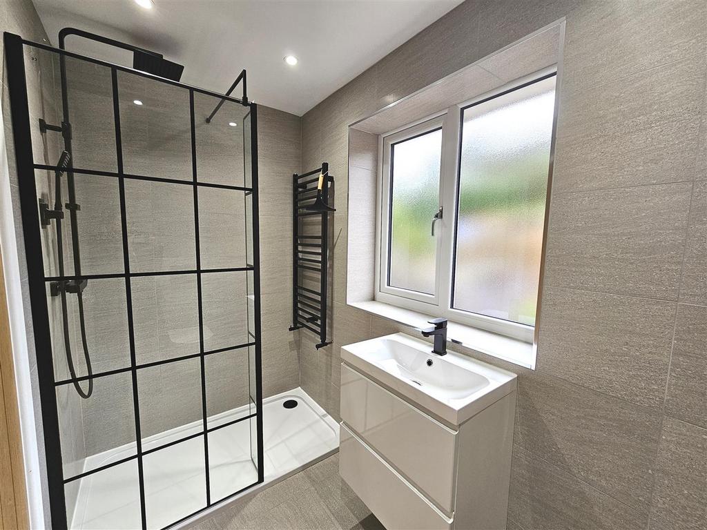 Ensuite 3.jpg