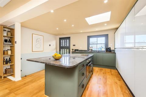 2 bedroom flat for sale, Clapham Manor Street, SW4