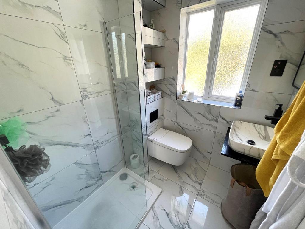 SHOWER ROOM.jpg