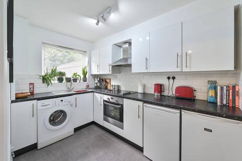 27 Larch Close, London, N11 3NU