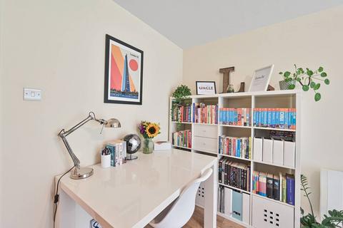 27 Larch Close, London, N11 3NU